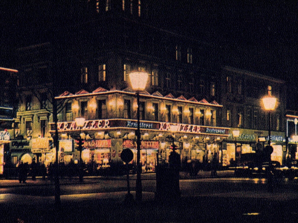 Im Osten Berlins war seine ursprüngliche Heimat: Das Café Kranzler an der Ecke Unter den Linden/Friedrichstraße, 1935 aufgenommen.