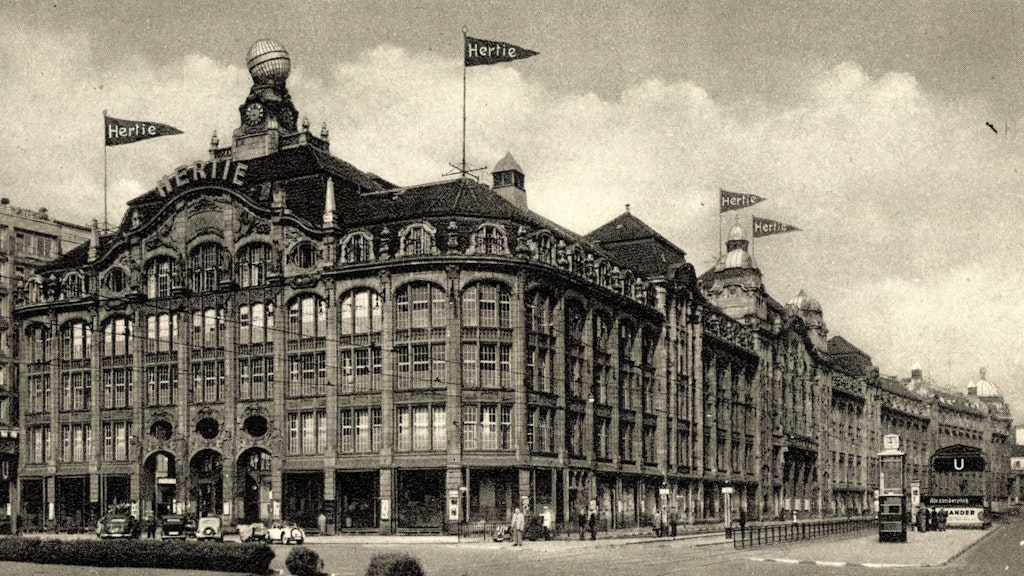 Das Hertie Kaufhaus am Alexanderplatz: wurde 105 eröffnet, zwei Jahre vor dem KaDeWe. Der Einkaufstempel war damals der größte der Welt.
