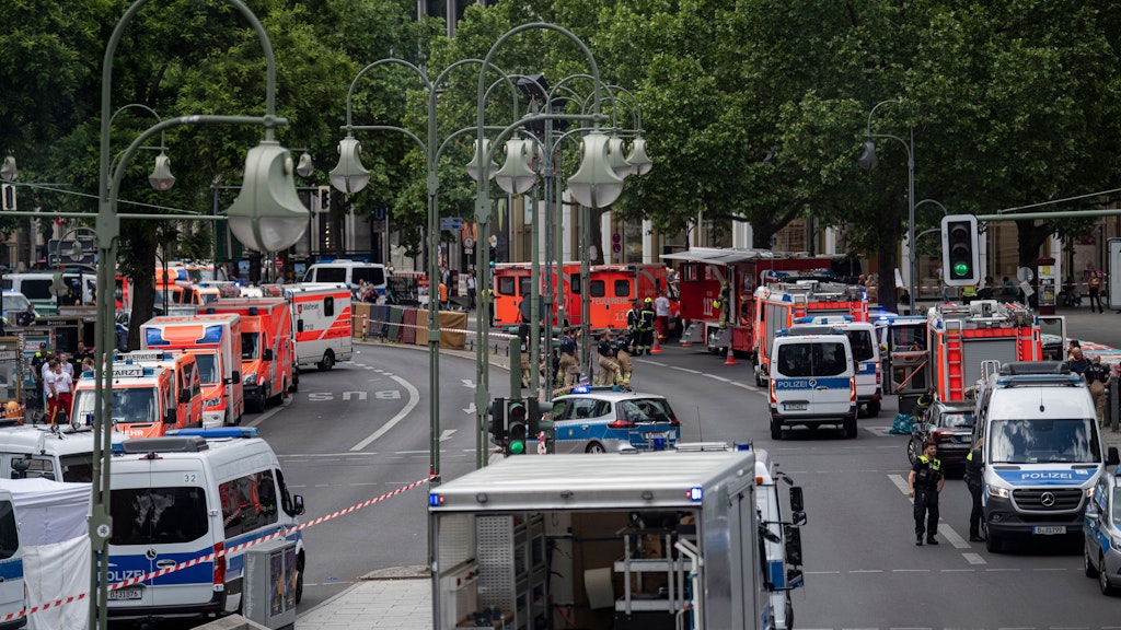Einsatzkräfte am Unfallort. Ein Auto ist in der Nähe der Gedächtniskirche in Berlin in eine Personengruppe gefahren.