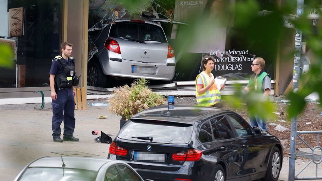 Die Chaos-Fahrt des Autos endete in einem Schaufenster.