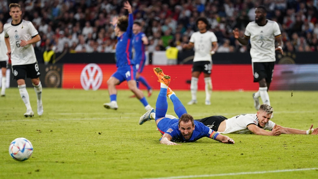 Ungeschickt bis tölpelhaft: Nico Schlotterbeck lief Harry Kane in die Beine und musste danach mitansehen, wie der Engländer den Elfmeter zum 1:1 verwandelte.