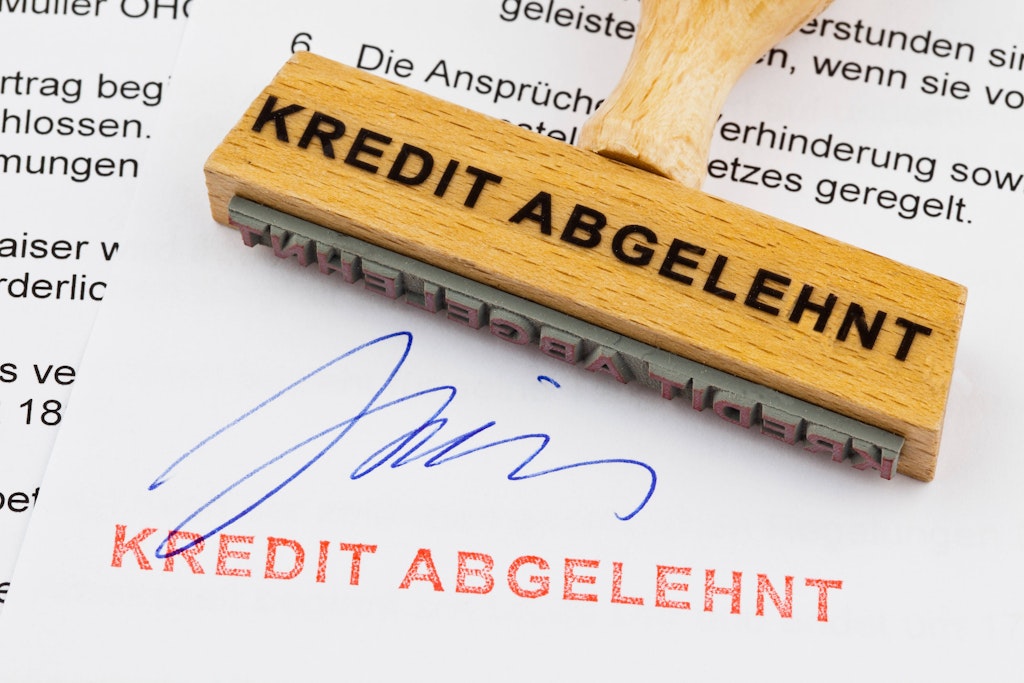 Wenn ein Kredit abgelehnt wird, kann das auch an negativen Schufa-Einträgen liegen.