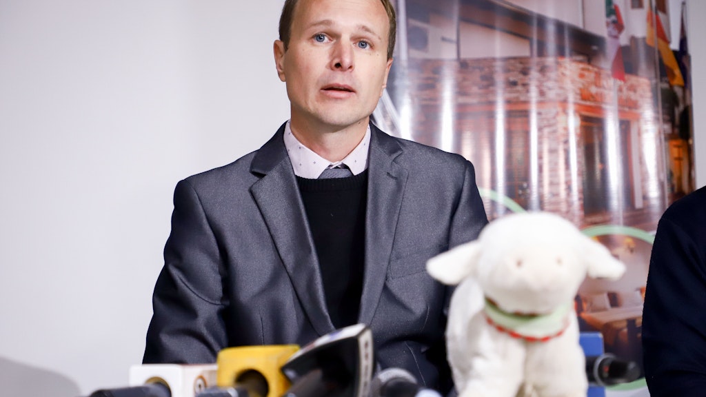 Stephan Schultheiss, Anwalt der in Deutschland lebenden Elternteile zweier mutmaßlich entzogenen Mädchen, spricht auf einer Pressekonferenz.