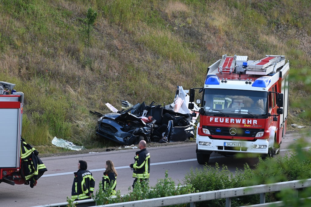 Einsatzkräfte der Feuerwehr sind an der Unfallstelle auf der Autobahn 14 bei Halle im Einsatz.