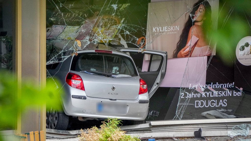 Das Fahrzeug kam nach der tödlichen Fahrt im Schaufenster einer Parfümerie zum Stehen.