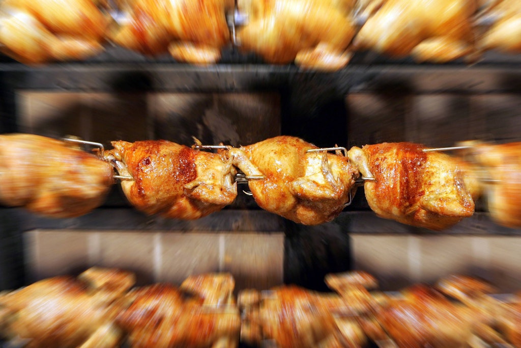 Das gegrillte Hähnchen war wohl die wichtigste Speise in den Gaststätten Zum Goldbroiler, die es in der DDR gab.
