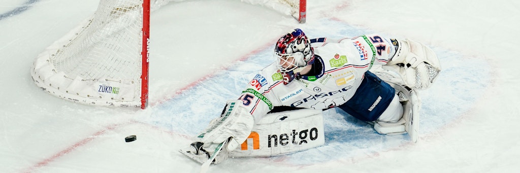 Eisbären-Goalie Tobias Ancicka (21) macht sich breit, lenkt den Puck um den Pfosten.