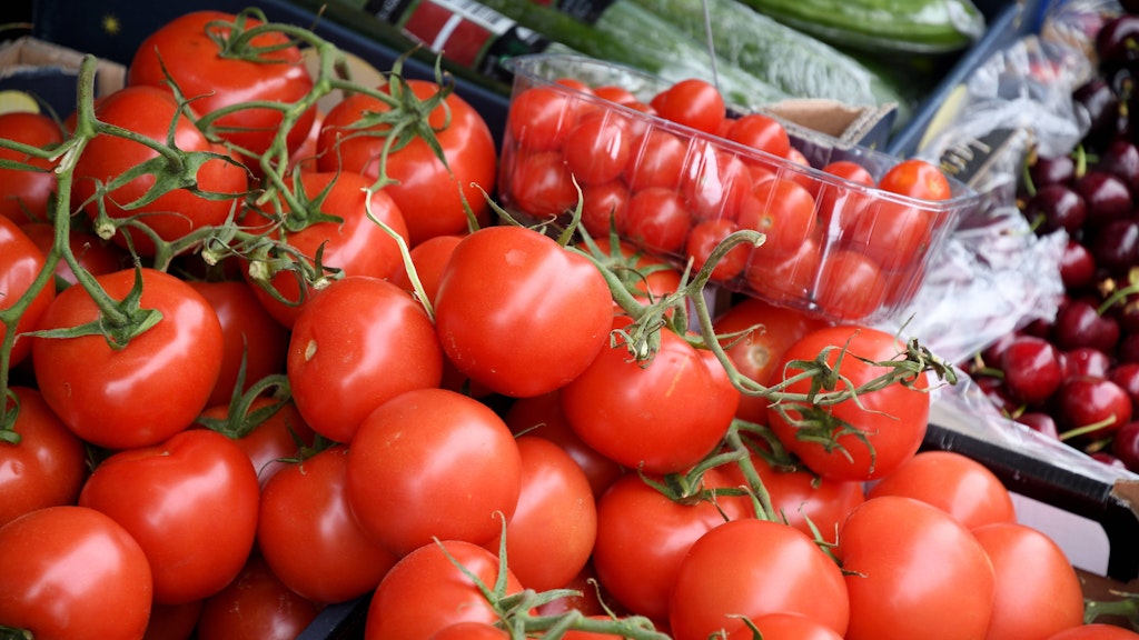Leckere rote Tomaten werden mit diesem Rezept zu einem schmackhaften Salat.