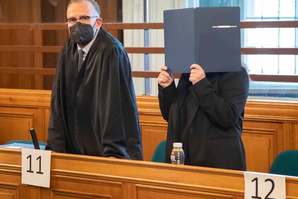 Eine der Angeklagten steht im Prozess um Millionen-Profit mit Todkranken in Berlin vor Gericht.