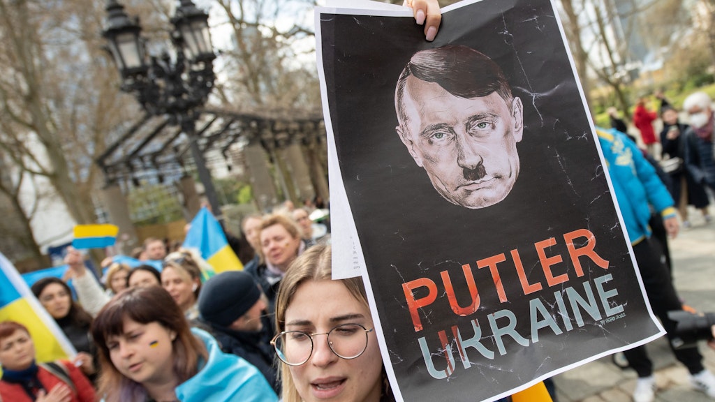 Wie diese Demonstranten vergleicht auch Polens Präsident Putin mit Adolf Hitler.