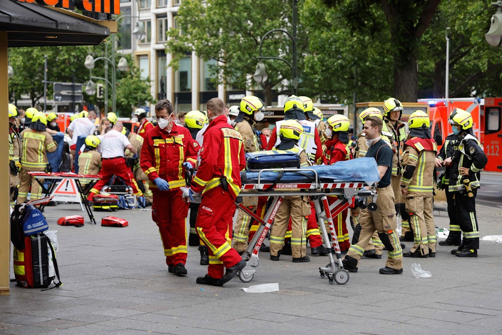 Ein großes Aufgebot der Feuerwehr war schnell am Tatort, auch ein Rettungshubschrauber war im Einsatz.