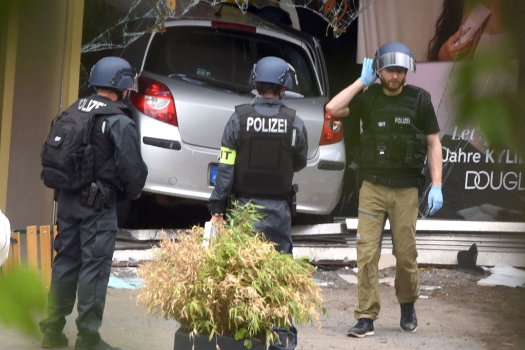 Am Ende der Amokfahrt nahe des Breitscheidplatzes krachte der Täter mit seinem Renault-Clio in das Schaufenster eines Douglas-Geschäftes.