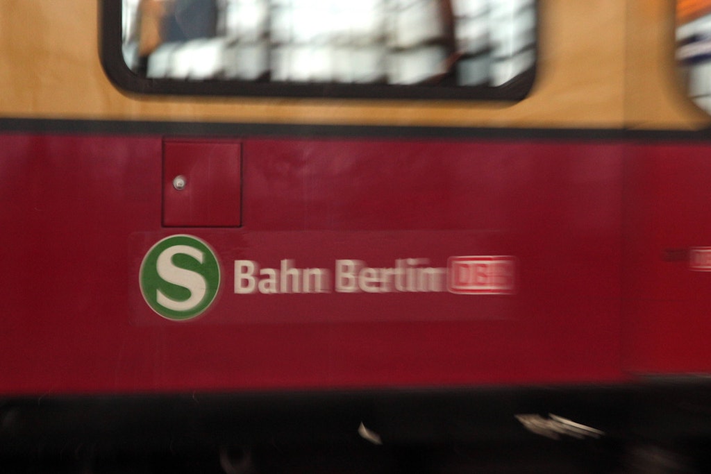 Bei voller Fahrt wäre das Opfer fast aus der S-Bahn gefallen.