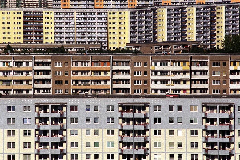 Eine Plattenbau-Siedlung in Berlin Marzahn: HIer ist die Zahl von einkommensschwachen Mietern besonders hoch.