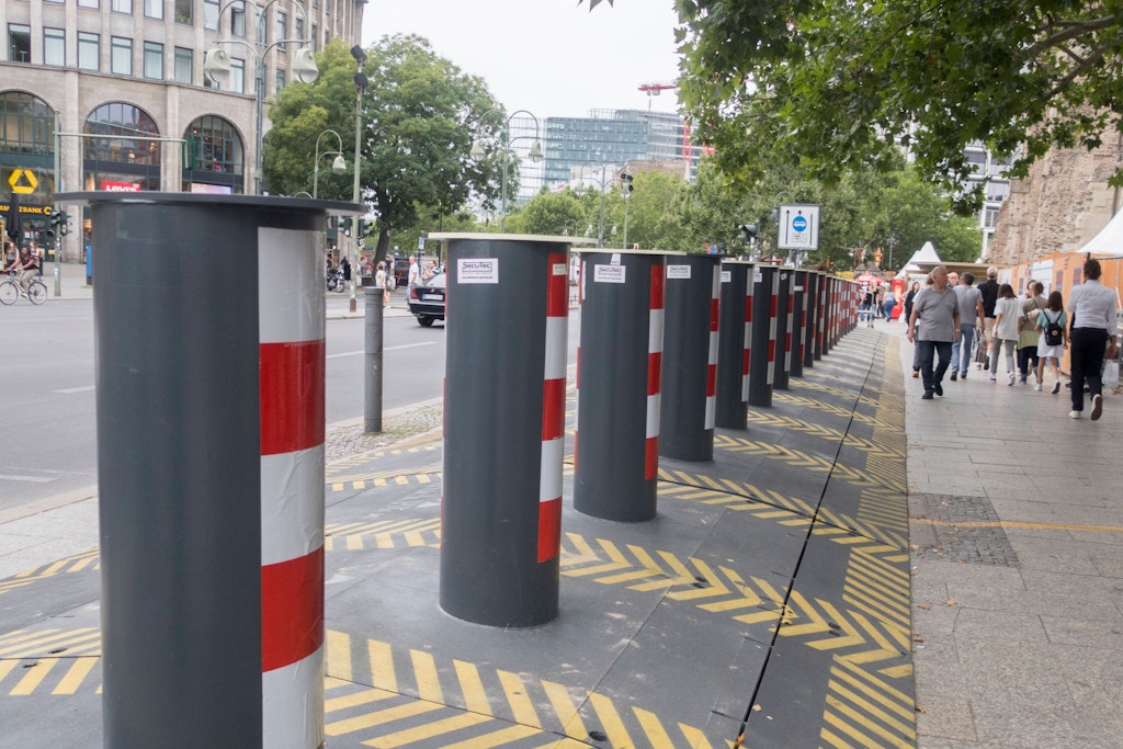 Breitscheidplatz: Anti-LKW-Poller schützen den Breitscheidplatz in Berlin vor Anschlägen seit dem Terroranschlag vom Dezember 2016. Genau gegenüber ereignete sich die schreckliche Amokfahrt, bei der eine Lehrerin starb, viele Menschen schwer verletzt wurden.