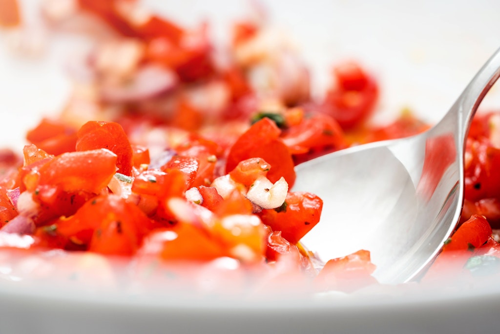 Ein leckerer Tomatensalat mit roten Zwiebeln.
