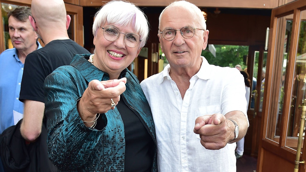 Geburtstagsfeier Bar jeder Vernunft in Berlin: Holger Klotzbach und Kulturstaatsministerin Claudia Roth (Grüne) begrüßen sich vor dem Tipi am Kanzleramt.