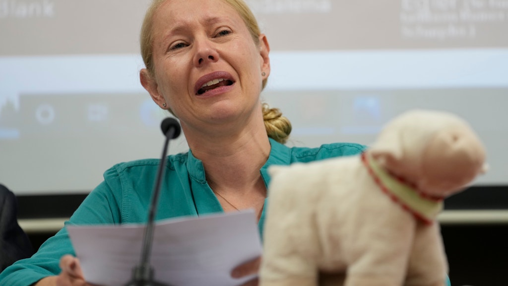 Anne Maja Reiniger-Egler aus Deutschland spricht über ihre vermisste 10-jährige Tochter während einer Pressekonferenz.
