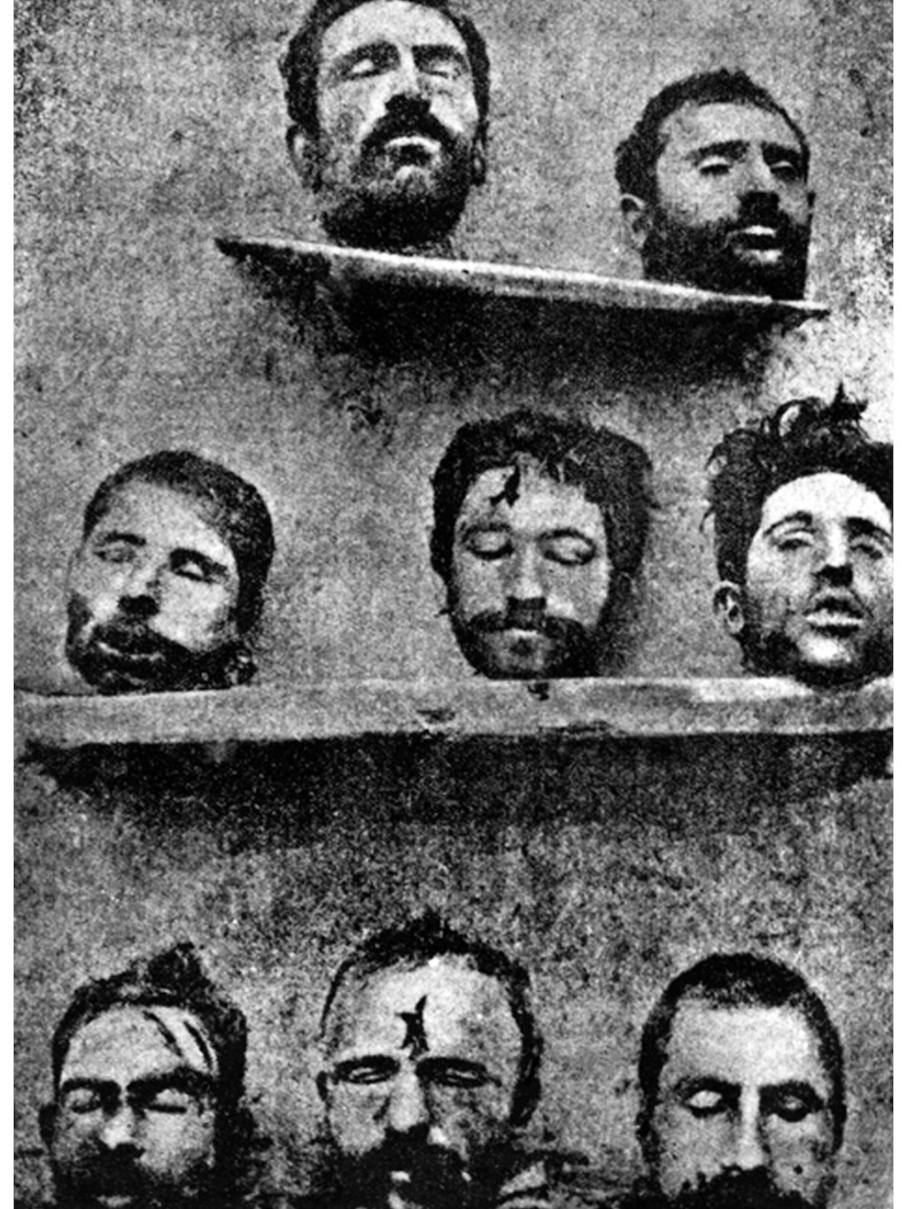 Köpfe von ermordeten Armeniern wurden zur Schau gestellt.