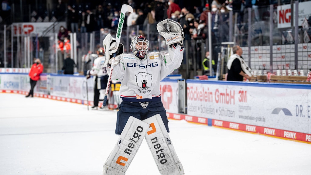 Tobias Ancicka jubelt über den 2:1-Sieg der Eisbären in Nürnberg in der vergangenen Saison.