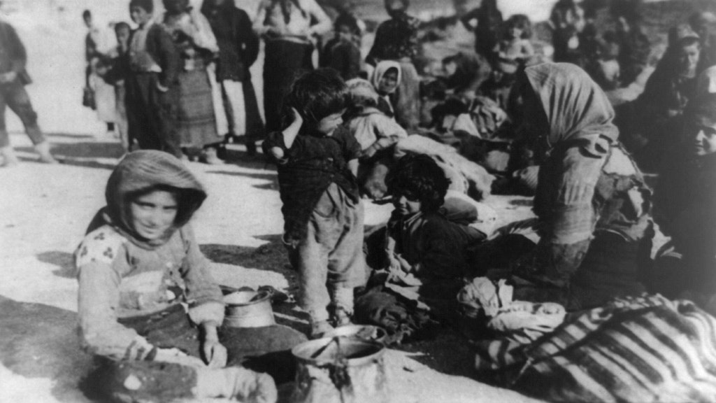 Sie entkamen dem Völkermord: Eine Gruppe armenischer Flüchtlinge aus dem Osmanischen Reich sitzt 1915 in Syrien auf dem Boden.