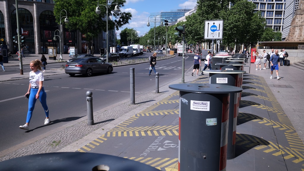 Seit dem Terroranschlag im Dezember 2016 schützen Poller auf einer Straßenseite Passanten. Nun soll weiter umgebaut werden