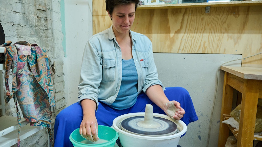 Berlin: Catharina Rubel töpfert in ihrem Keramikstudio Villa Vulva, das sie gemeinsam mit A. Schrödel im KAOS in Oberschöneweide in Berlin betreibt.