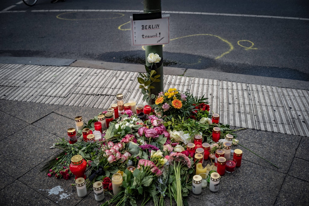 Blumen und Kerzen haben trauernde Berliner an die Stelle nahe des Breitscheidplatzes abgelegt, wo die Amokfahrt geschah.