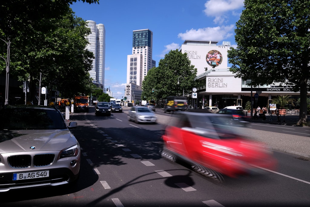 Das Bezirksamt Charlottenburg-Wilmersdorf fordert den Straßenumbau rund um den Breitscheidplatz.