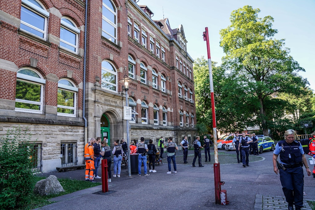 Polizeibeamte vor der Schule in Esslingen.
