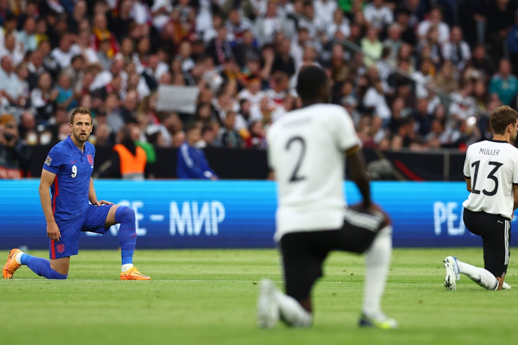 Spieler der deutschen und der englischen Nationalmannschaft gehen vor dem Nations-League-Spiel auf die Knie.