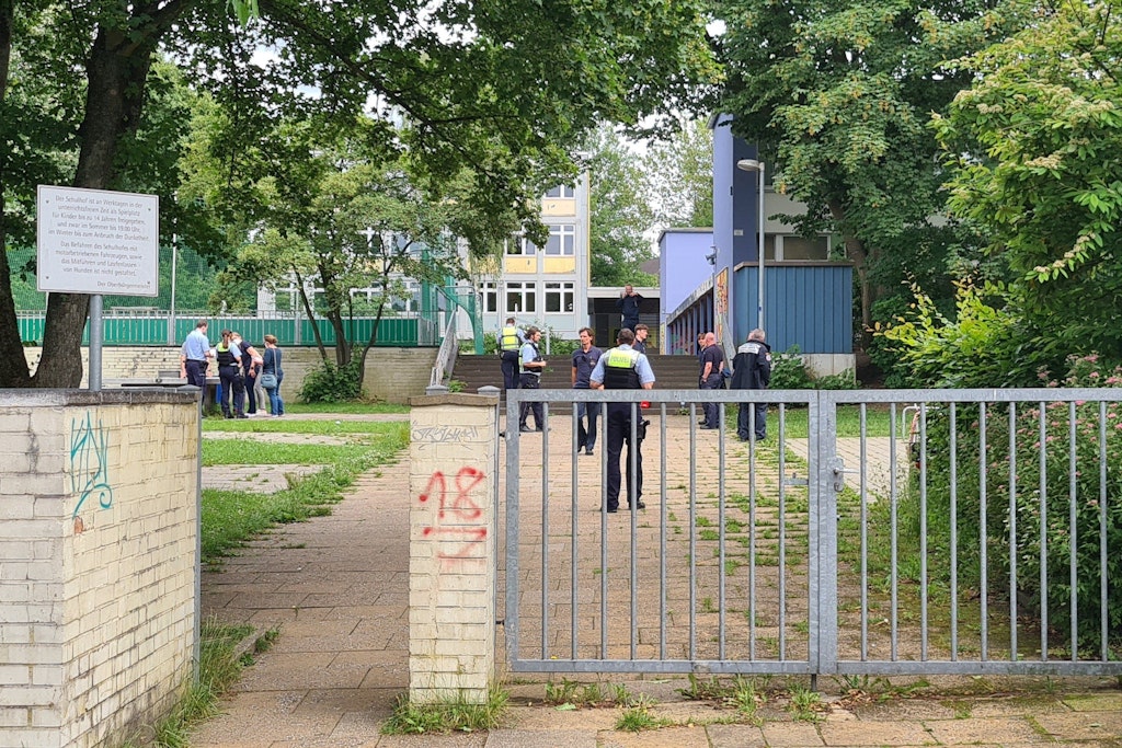 Einsatzkräfte stehen im Eingangsbereich einer Schule. An einer Essener Realschule haben Schüler aus einer Flasche eine unbekannte Flüssigkeit getrunken und danach massive gesundheitliche Probleme bekommen.