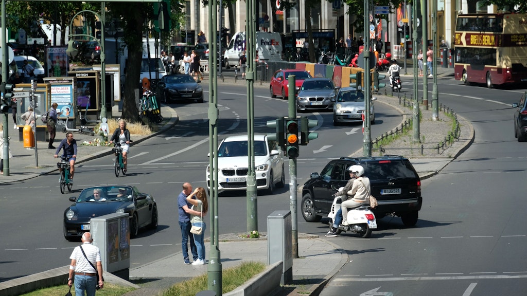 Ende Ku'damm Ecke Rankestraße. Hier fuhr der Amokfahrer auf den Bürgersteig. Das soll in Zukunft nicht mehr möglich sein.