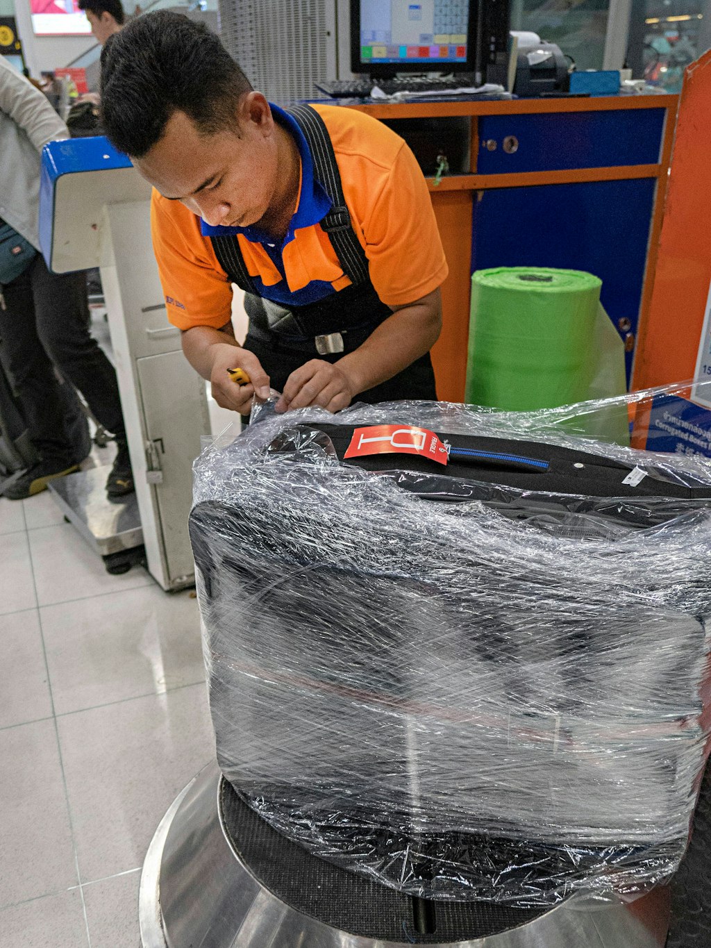 Für die Umwelt, die durch den Flug ohnehin belastet wird, bedeutet die Plastikfolie eine zusätzliche Last.