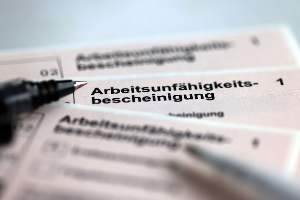Ein Attest vom Arzt müssen Arbeitnehmer spätestens am vierten Tag vorlegen, an dem sie krank sind.