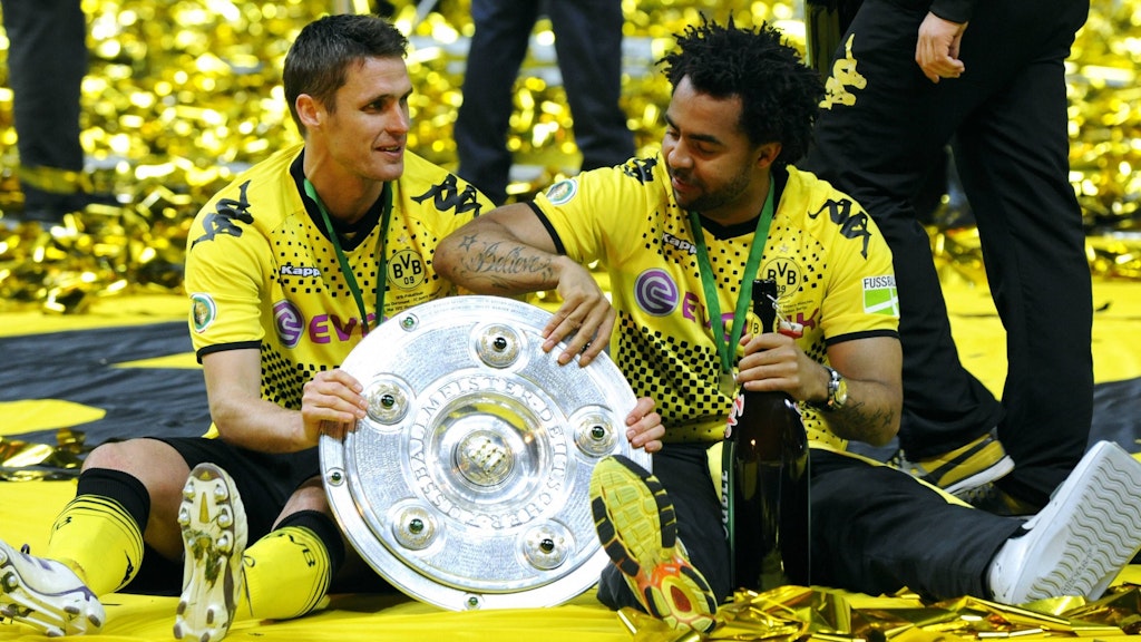 2012 feiert Patick Owomoyela (r.) zusammen mit Sebastian Kehl die deutsche Meisterschaft.