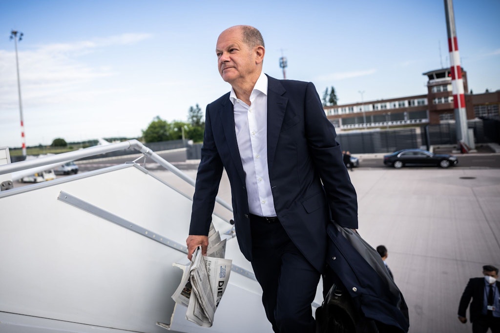 Olaf Scholz am Flughafen BER. Demnächst könnte er von hier aus in Richtung Ukraine abheben.