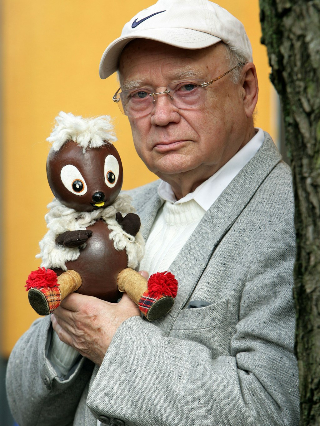 Der frühere Puppenspieler Heinz Schröder und Sprecher des Fernseh-Kobolds «Pittiplatsch», aufgenommen mit der Fernsehfigur.