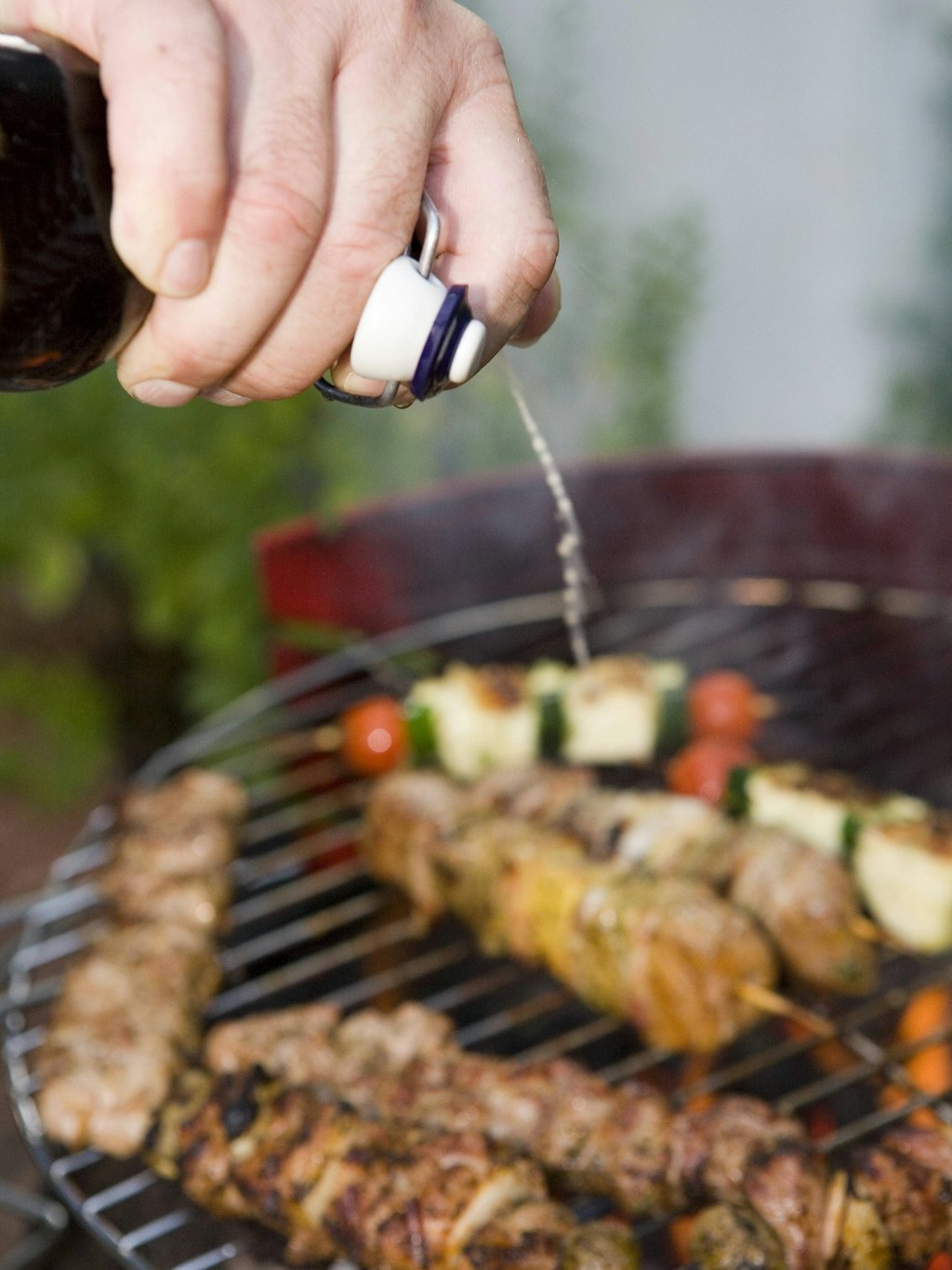 So verlockend es auch ist: Das Grillfleisch sollte nicht mit Bier abgelöscht werden.