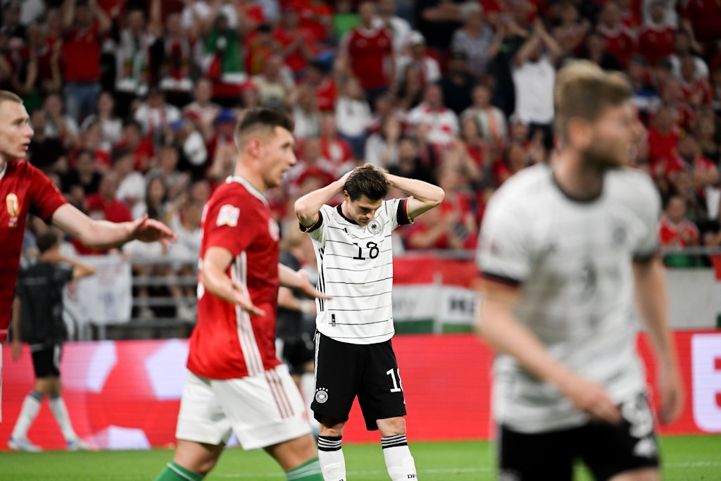 Deutschlands Jonas Hofmann fasst sich an den Kopf: Auch gegen Ungarn hat die Nationalelf nicht gewinnen können.