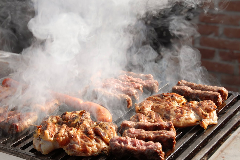 Wenn gegrillt wird, kommt bei den meisten Fleisch auf den Rost: Aber: Was kann man noch grillen - und warum sollte man den Grill nicht mit Bier ablöschen?