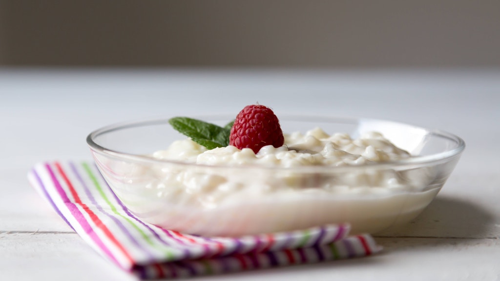 Leckerer Milchreis kann mit Früchten, aber auch mit Zucker-Zimt-Mischung serviert werden.