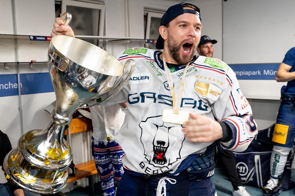Pokal in der Hand, Medaille um den Hals: Zach Boychuk lässt nach dem Meistertitel 2022 seinem Jubel freien Lauf.