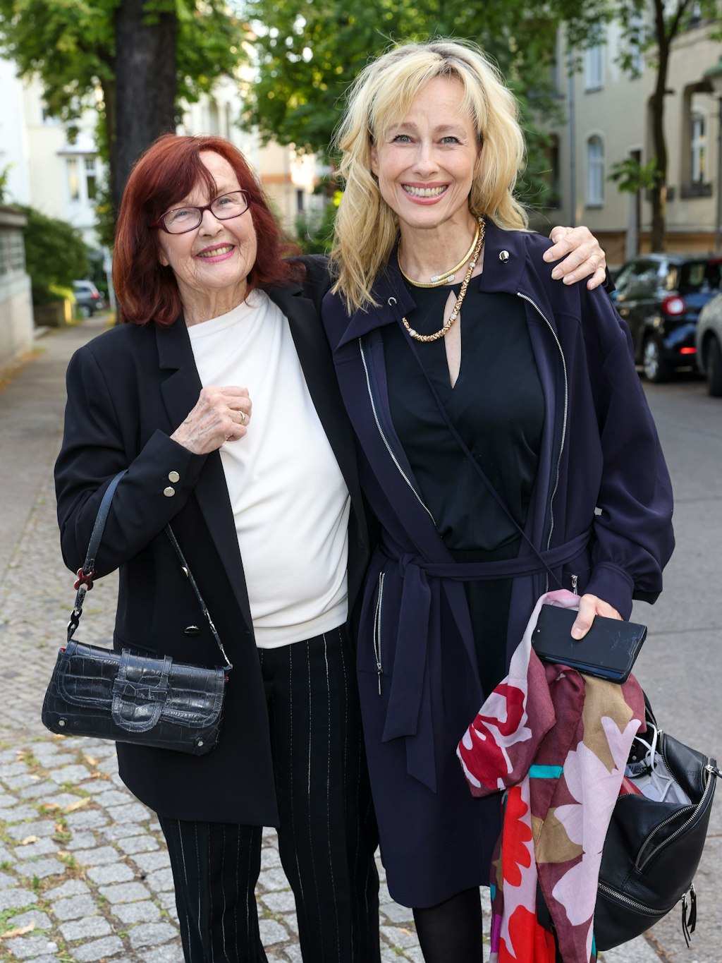 Die Schauspielerinnen Brigitte Grothum (li.) und Debora Weigert kommen zur Hochzeit von Dieter Hallervorden und Christiane Zander ins Schlosspark Theater.