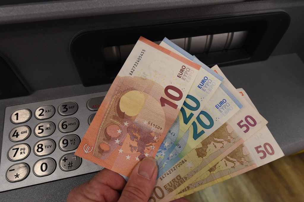 Knietief im Dispo: Millionen Deutsche haben ihr Konto überzogen – das könnte bald teurer werden.