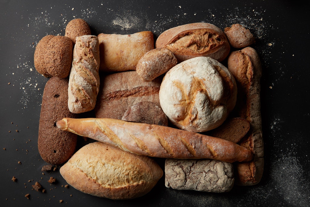 Wer kennt das nicht? Gerade hat man das Brot noch ganz frisch vom Bäcker geholt und schon ist es hart.
