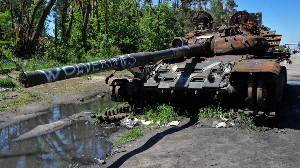 Wracks russischer Panzer säumen die Straßen bei Kiew.