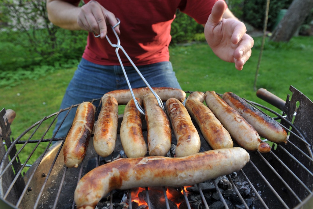 Die meisten deutschen Griller brutzeln mit Holzkohle. Für Klima zählt aber vor allem, was auf den Grill kommt. Würstchen haben eine etwas bessere Klimabilanz als Rindersteaks.