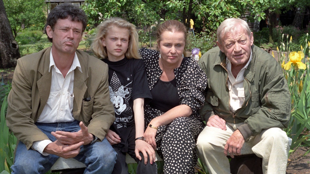 Die Schauspieler Peter Reusse, Isabell Gerschke, Petra Kelling und Wolfried Lier (von links) bei Dreharbeiten zum ZDF-Fernsehfilm "Unser Haus" 1991.
