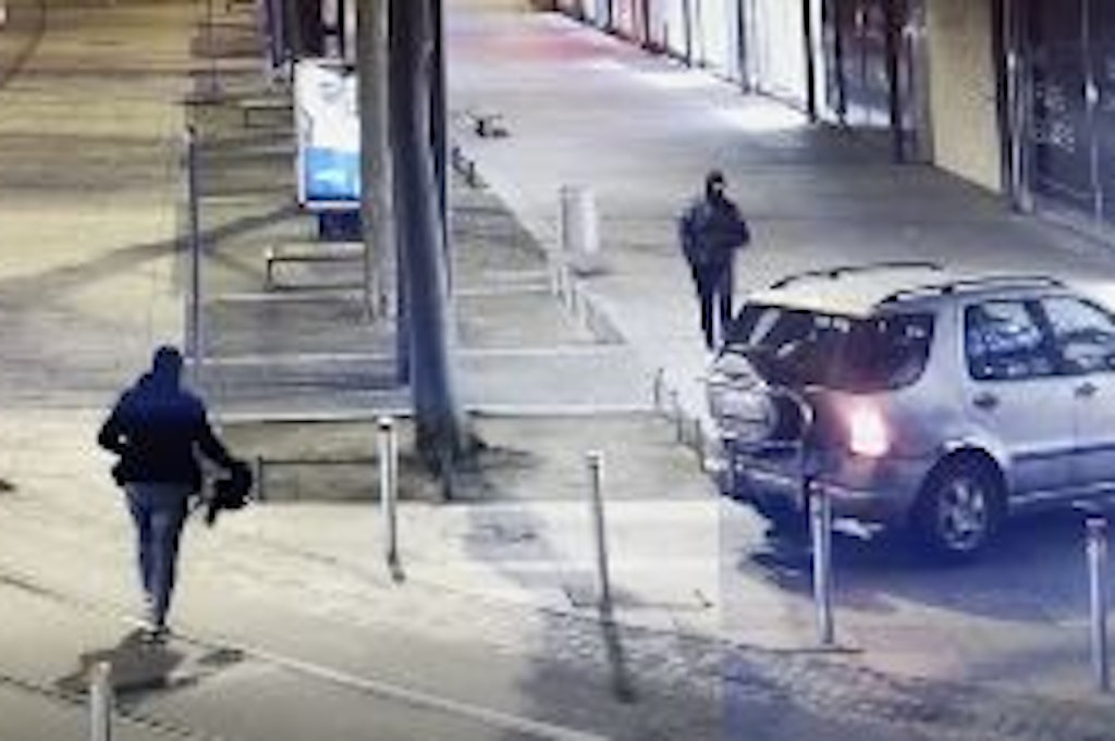 Aufnahmen einer Überwachungskamera zeigen der Mercedes, mit dem die Gangster in ein Chemnitzer Juweliergeschäft einbrechen wollten.